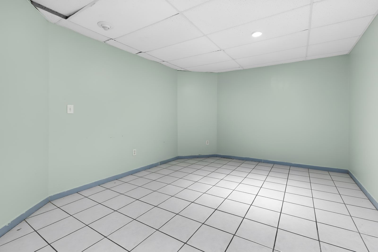 Object removal of clutter from an interior room after