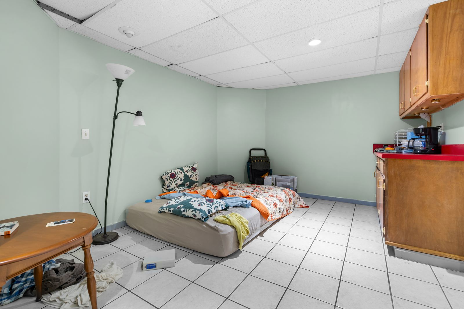 Object removal of clutter from an interior room before