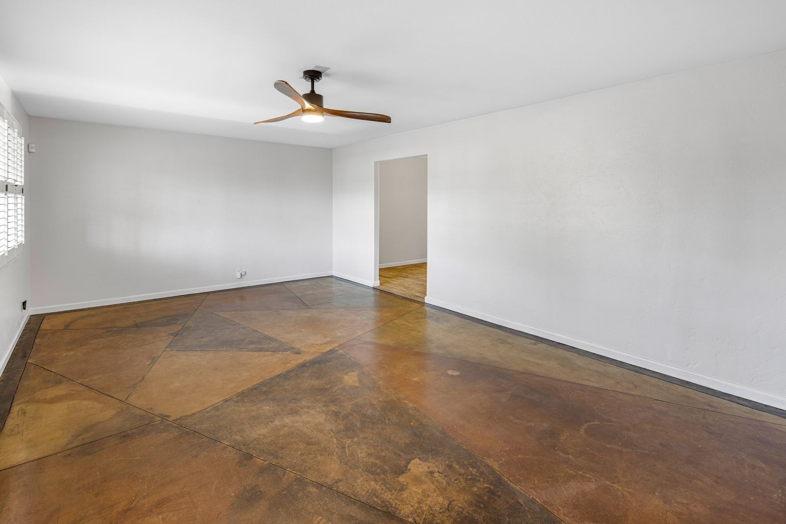Virtual staging of an empty living room with digital furniture before